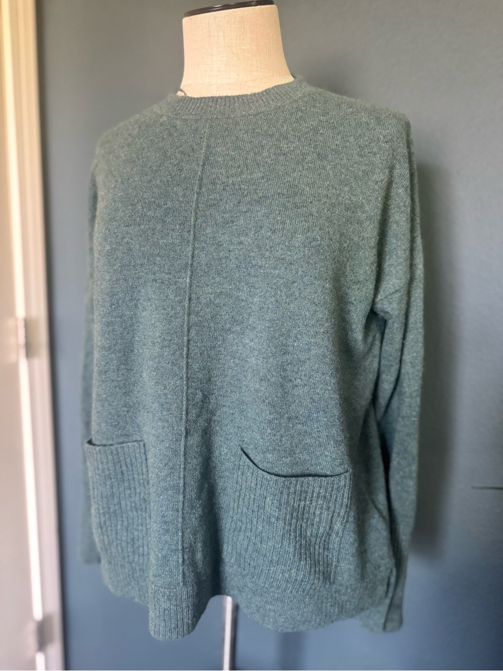 Tahari 100% Cashmere Heathered Sage Green Crewneck Sweater with Front Pockets